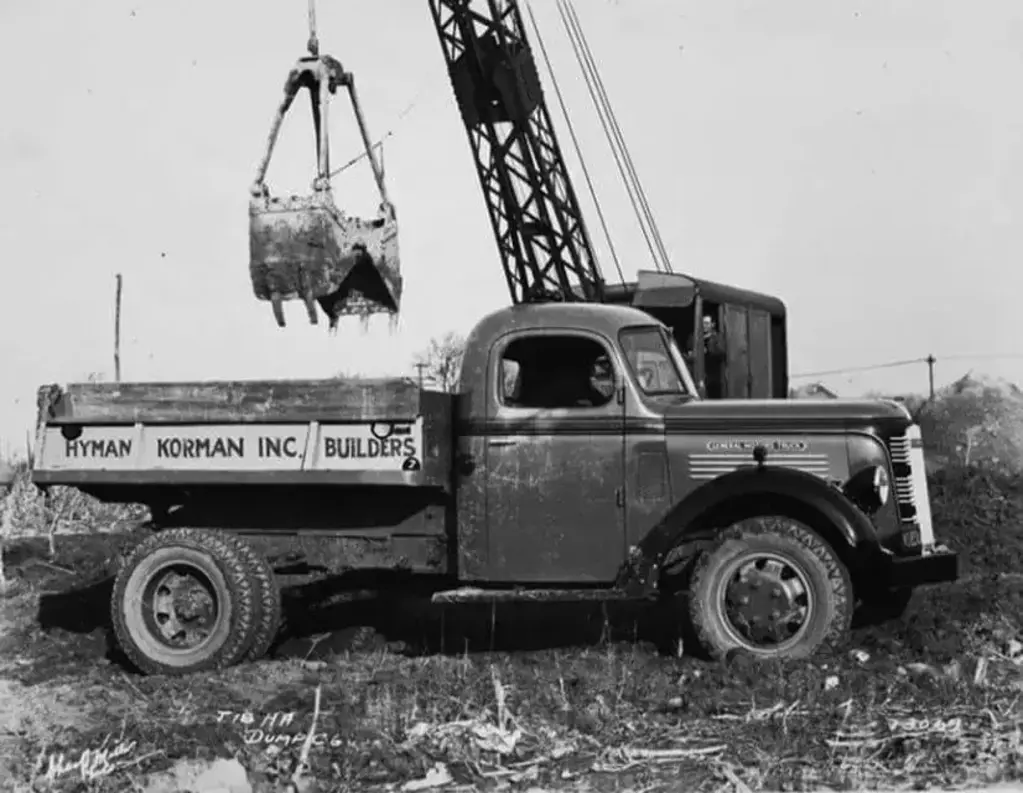 Hyman Korman Inc. Builde rs loading gravel, 1930s